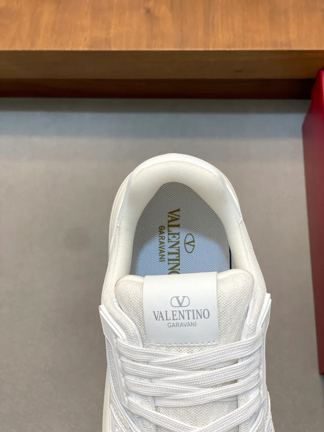 Men's shoes 💰660 Valentino/VALENTINO JOIE DE JOUER couple's low-top sneakers. This sneaker is made of splicing and is decorated with rubber VLOGO SIGNATURE details on the front. The upper is punched and the tongue is decorated with VLOGO SIGNATURE. Logo, with two-color rubber outsole, suede leather fabric lining, logo cowhide insole, fashionable and elegant style, comfortable and breathable for the upper foot, full of personality, and comes with a complete set of original packaging! Code number: 39-44 (38, 45 customized)
